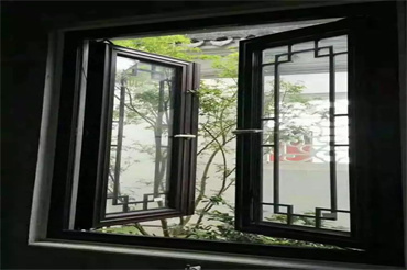 仿古铝合金平开中空玻璃传统原木色雕花花格格条门窗